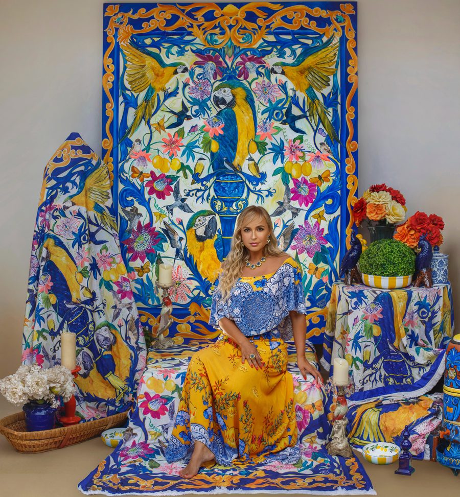 Wanessa Prado diante da obra Jardim do Éden, série Mistura Brasileira