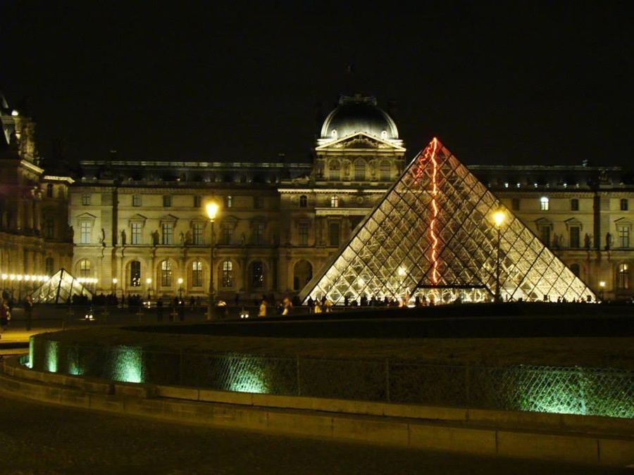 Museu do Louvre à noite, Paris